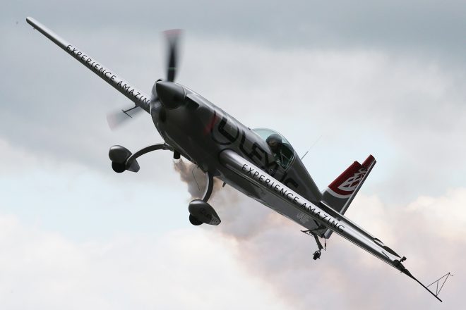 富士スピードウェイのストレート上で超低空飛行を披露する室屋義秀