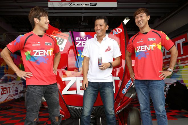 ZENT CERUMO LC500の立川祐路（左）と石浦宏明（右）、レッドブル・エアレースパイロットの室屋義秀（中）
