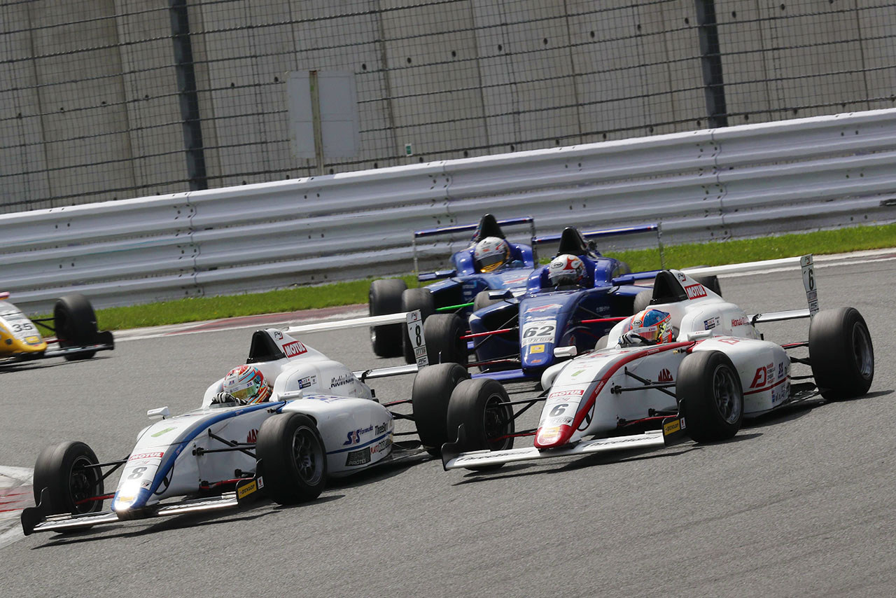 第9戦富士の決勝で激しいトップ争いを繰り広げた角田裕毅（SRS／コチラレーシング、左）と笹原右京（HFDP／SRS／コチラレーシング、右）