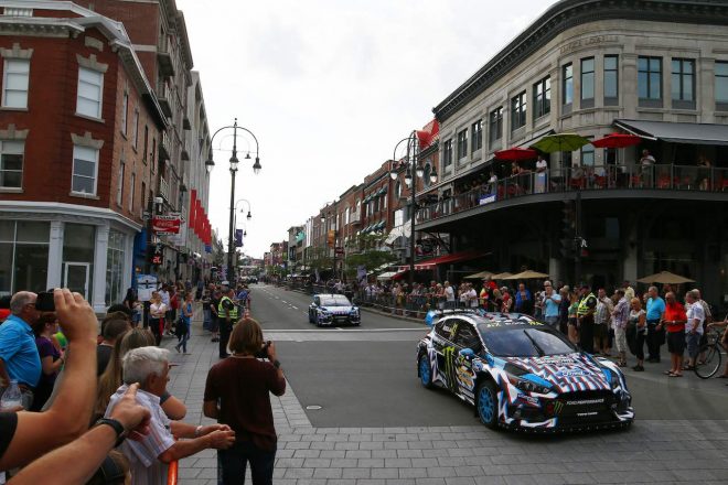 金曜にはトロワ-リビエールの市街地でパレードランを開催