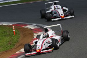 笹原右京(HFDP/SRS/コチラレーシング)とバトルを繰り広げる大湯都史樹(HFDP/SRS/コチラレーシング)