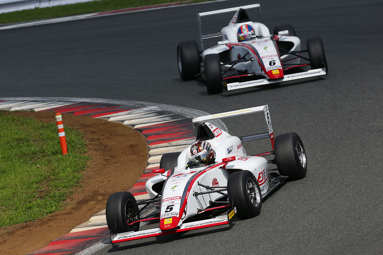 笹原右京（HFDP／SRS／コチラレーシング）とバトルを繰り広げる大湯都史樹（HFDP／SRS／コチラレーシング）