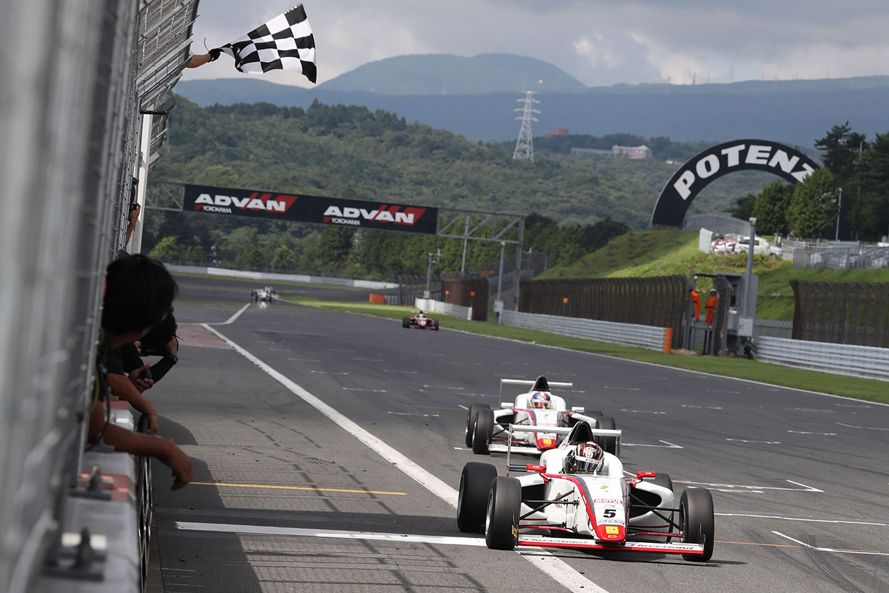 FIA-F4第10戦富士 終盤にテール・トゥ・ノーズとなった大湯都史樹（HFDP／SRS／コチラレーシング）と笹原右京（HFDP／SRS／コチラレーシング）