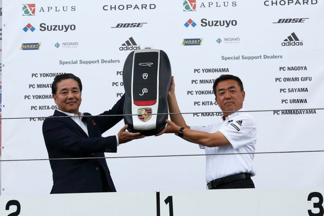 スーパーGT第5戦富士で贈呈式が行われた