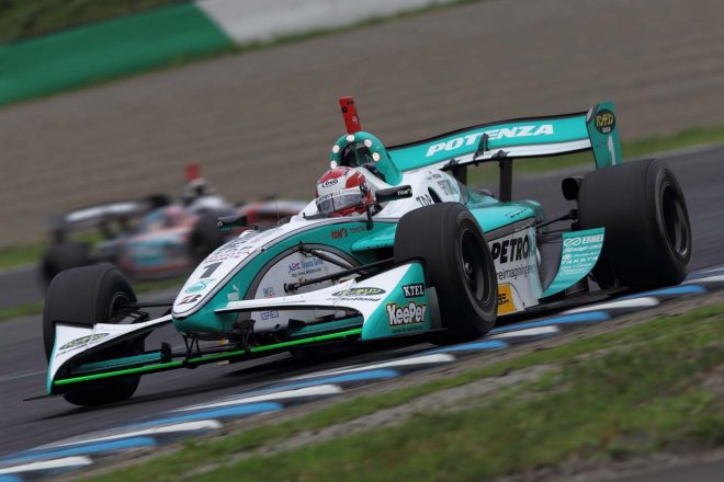 2013年のフォーミュラ・ニッポン第4戦ツインリンクもてぎで走行する中嶋一貴