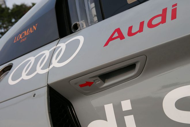 アウディR8 LMSと市販車R8とのパーツ共有率は50％にものぼる。ドアハンドルも共有だ