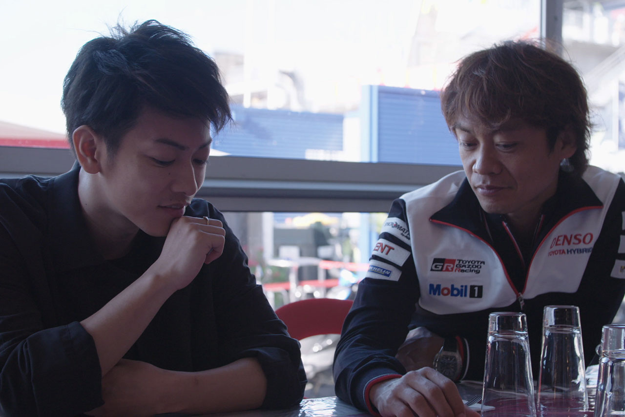 『TAKERU SATOH meets GAZOO』のオフショット。アンバサダーの脇阪寿一と