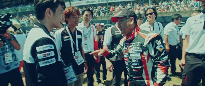 サルト・サーキットでトヨタ自動車の豊田章男社長と会話する佐藤健さん