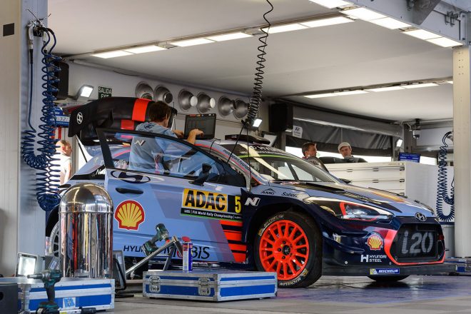 ラリー・ドイチェランドのサービスパークで整備を受けるヒュンダイi20クーペWRC