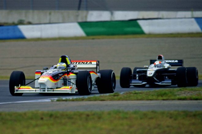 本山哲をかわし首位を走る道上龍