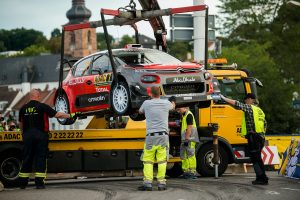 レッカー車に載せられるミークのシトロエンC3 WRC