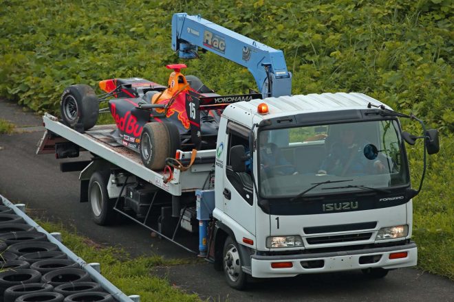 クラッシュを喫し、トラックで運ばれるピエール・ガスリー（TEAM MUGEN）のマシン