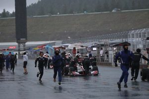 予選Q2がキャンセルとなりマシンの下へ走るメカニックたち