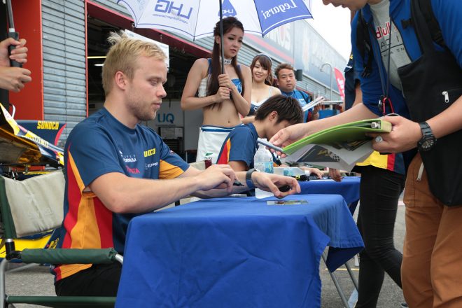 ファンにサインを行うフェリックス・ローゼンクビスト