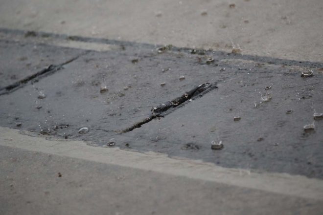 サーキットは激しい豪雨で水が溜まり川のようになる場所も