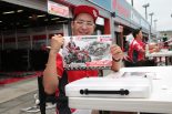 カメラに向け、書いたサインを見せた濱原颯道