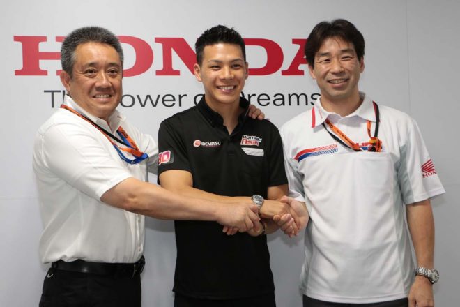 握手を交わす中上貴晶、山本雅史モータースポーツ部長、桑田哲宏ゼネラルマネージャー