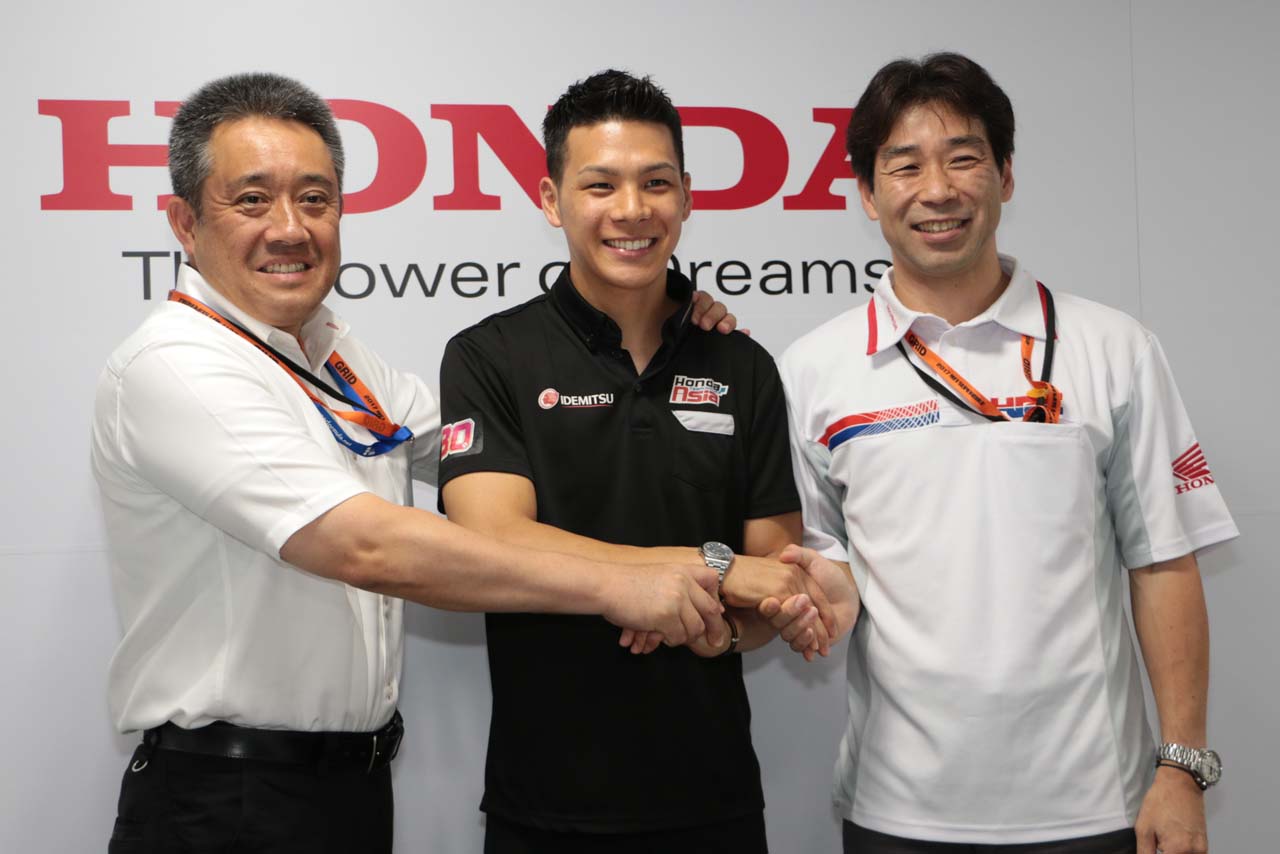 握手を交わす中上貴晶、山本雅史モータースポーツ部長、桑田哲宏ゼネラルマネージャー