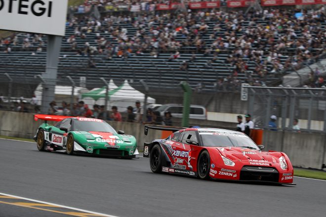 本山哲駆るXANAVI NISMO GT-Rと道上龍のCastrol 無限 NSX