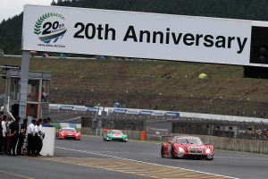 トップチェッカーを受ける立川祐路駆るZENT CERUMO SC430