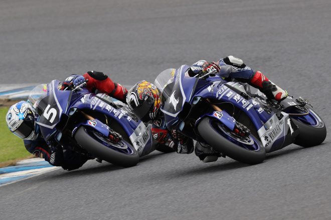 接戦を展開する中須賀克行と野左根航汰