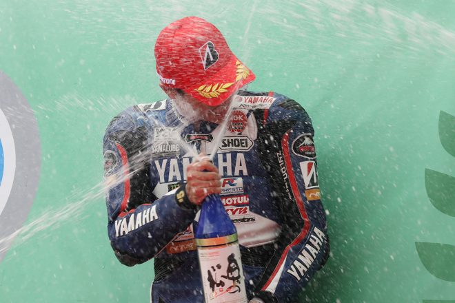 顔面にスパークリング日本酒をかけられる野左根航汰