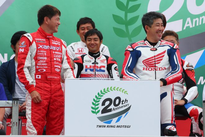 ステージに用意されたスイッチを押す本山哲と岡田忠之