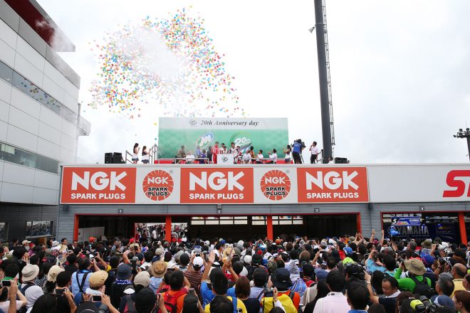 スイッチが押されるとスモークが上がり、風船が空へ飛んで行った