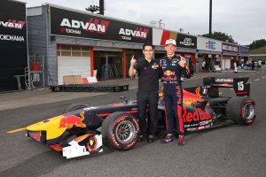 ピエール・ガスリー(右)と15号車の星学文エンジニア(左)