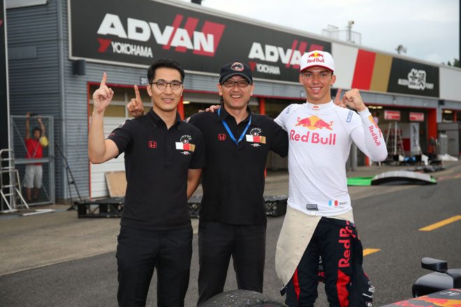 スーパーフォーミュラ第4戦もてぎを制したピエール・ガスリー（右）と15号車の星学文エンジニア（左）、TEAM MUGENの手塚長孝監督（中央）