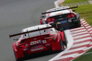 スーパーGT第5戦富士のレース後半、MOTUL AUTECH GT-RはZENT CERUMO LC500と激しい2位争いを展開