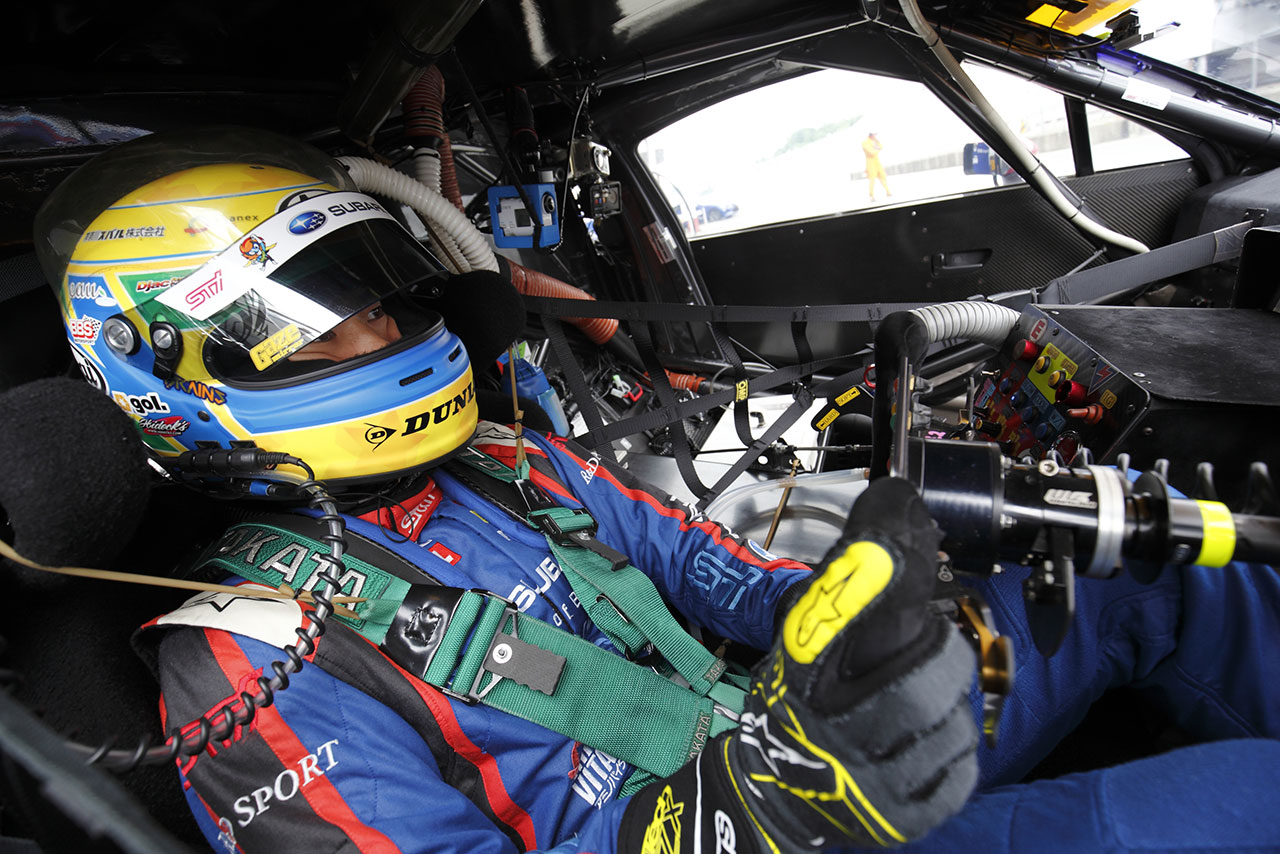 SUBARU BRZ R&D SPORTに乗り込む山内英輝