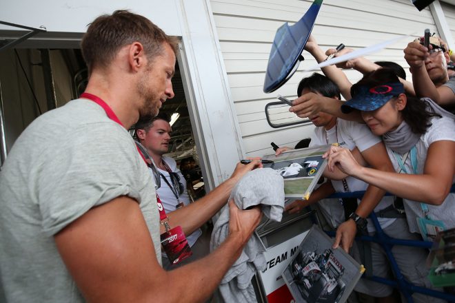 TEAM MUGENのピットにはバトンを一目見ようと多くのファンが集結