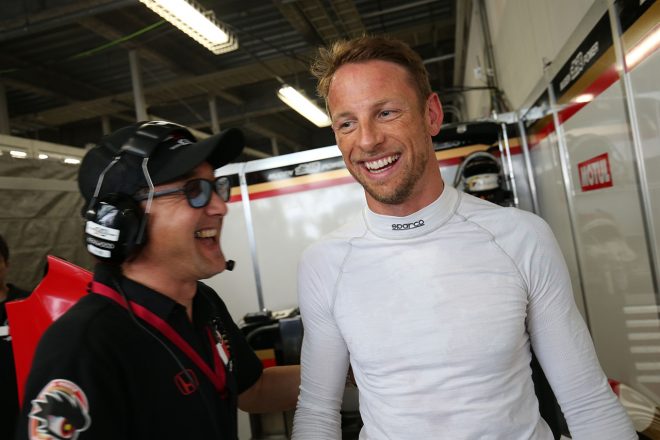 ピットでは笑顔をみせる場面も