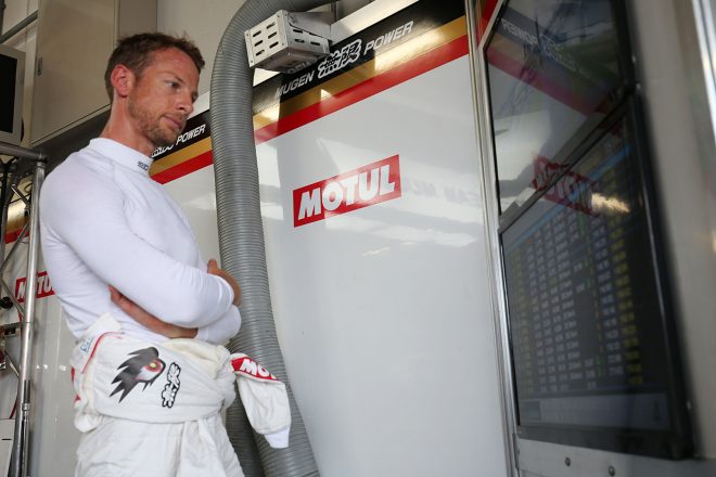 TEAM MUGENのピットでhセッションを見守るジェンソン・バトン