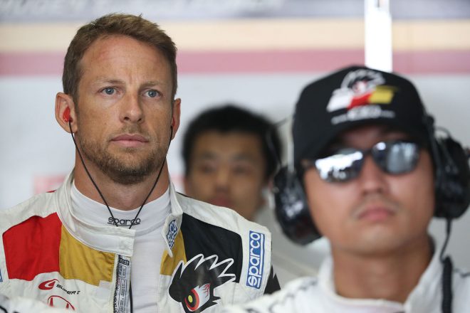 TEAM MUGENのピットでhセッションを見守るジェンソン・バトン