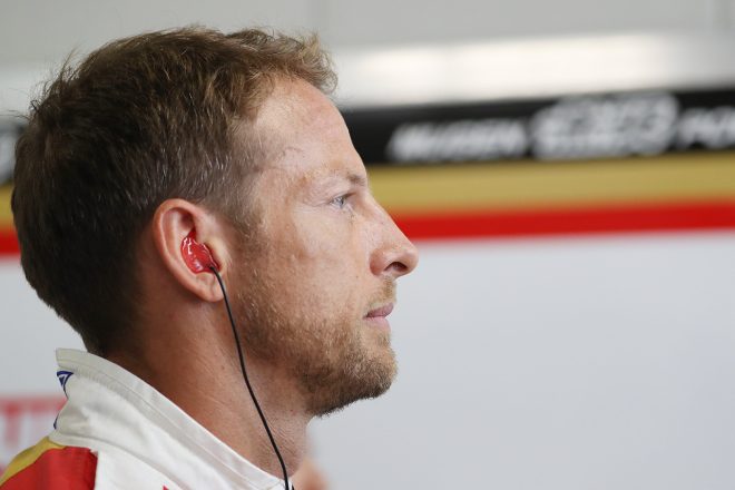 TEAM MUGENのピットでhセッションを見守るジェンソン・バトン