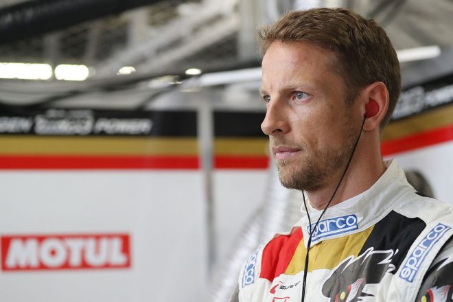 TEAM MUGENのピットでセッションを見守るジェンソン・バトン