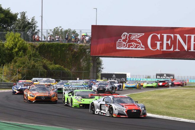 決勝レーススタートシーン。84号車メルセデスが4番手から3番手に浮上する。