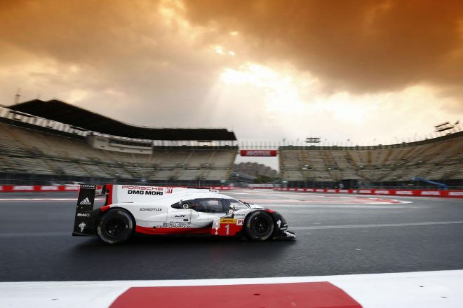 予選2番手につける1号車ポルシェ919ハイブリッド