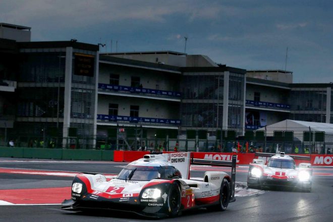 ワン・ツー・フィニッシュを飾った2号車ポルシェと1号車ポルシェ