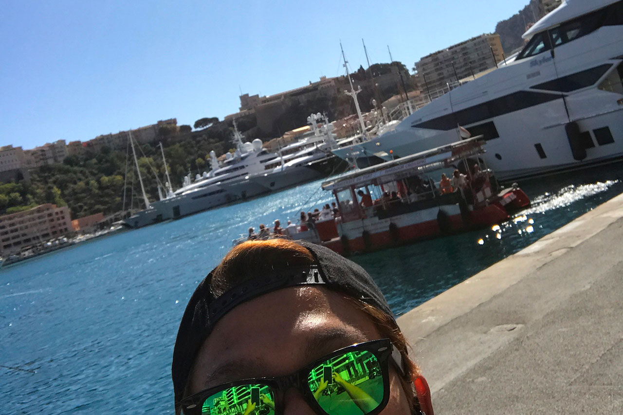 「“自撮り”はどうも苦手……」と話す万璃音