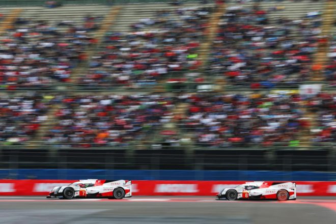 2台並んで走行するトヨタTS050ハイブリッド