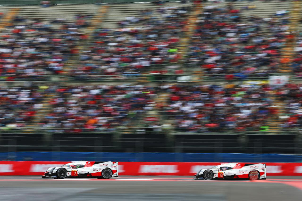 2台並んで走行するトヨタTS050ハイブリッド