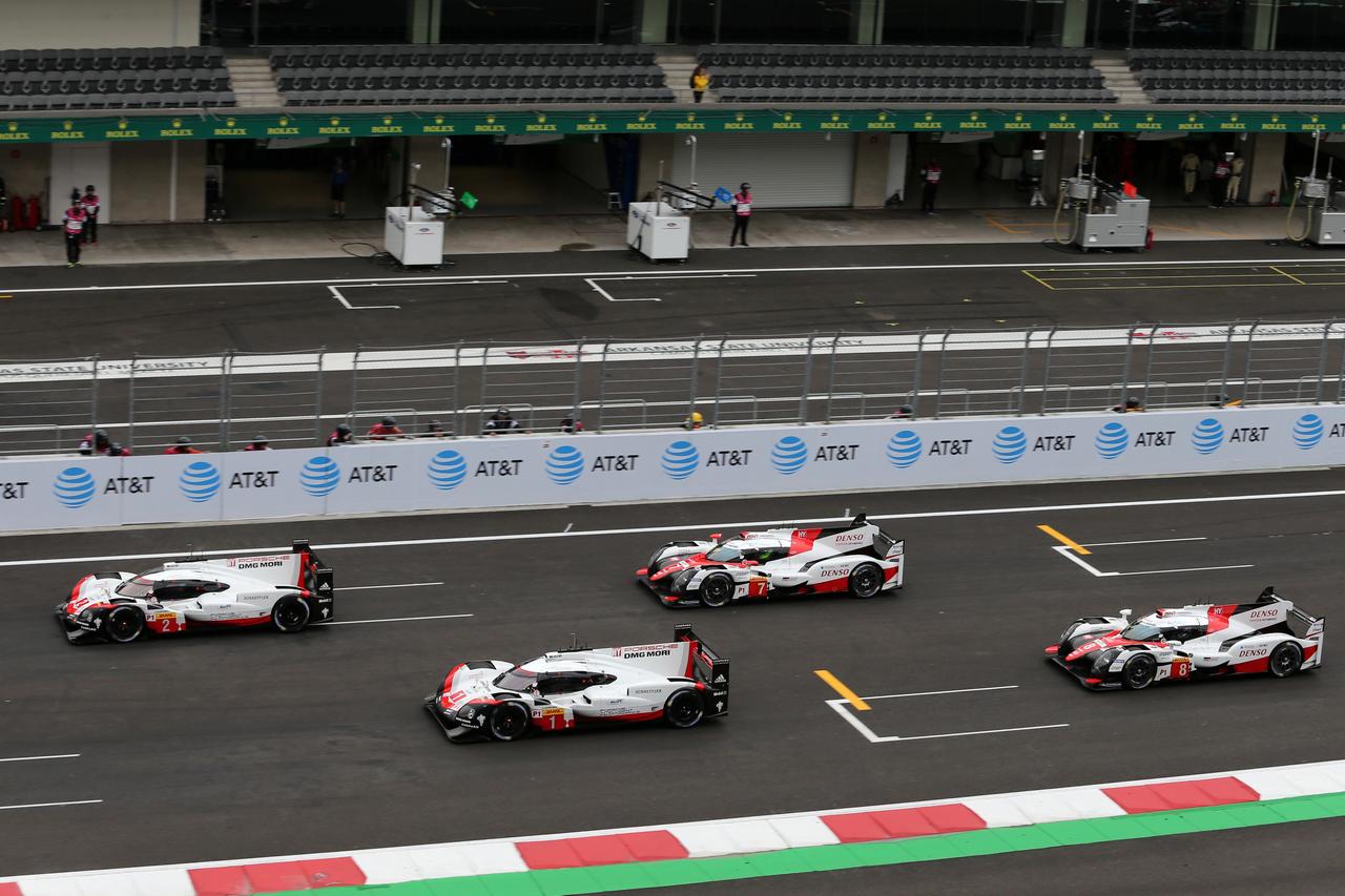 フロントロウとセカンドロウに分かれたポルシェとトヨタの両陣営