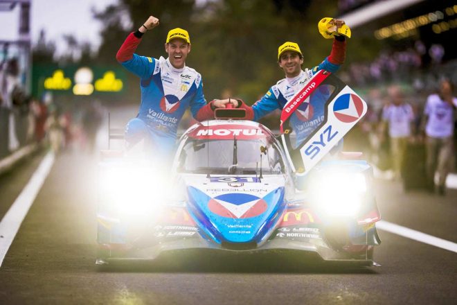 ブルーノ・セナのドライブで表彰台に向かうジュリアン・キャナルとニコラス・プロスト