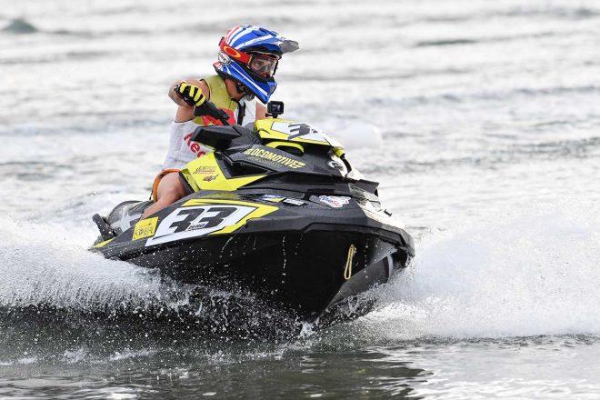 オートバイだけではなくジェットスキーも華麗に操るアンドレア・ドビジオーゾ
