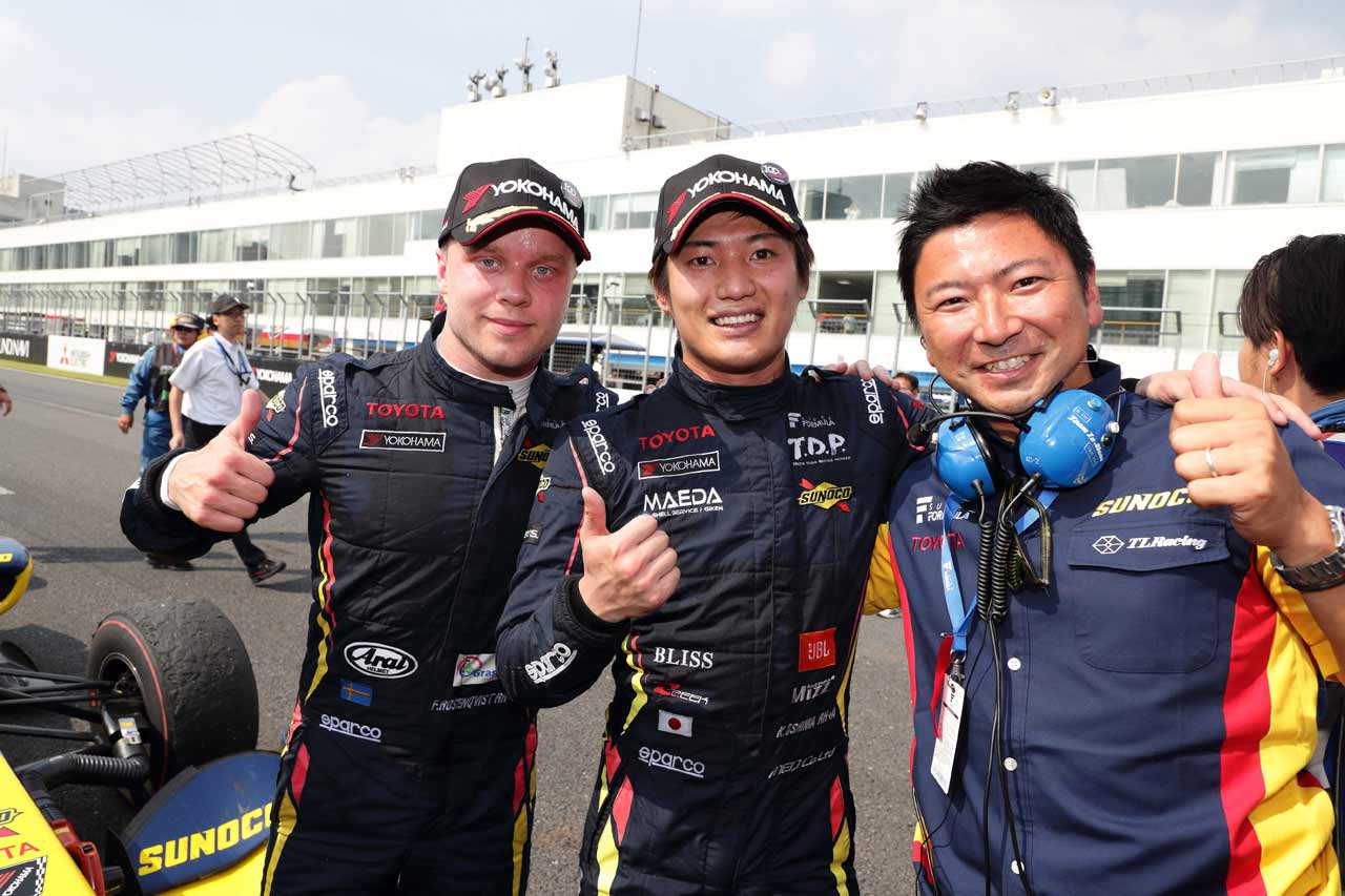 ダブル表彰台を獲得したSUNOCO TEAM LEMANSのフェリックス・ローゼンクヴィストと大嶋和也、片岡龍也監督