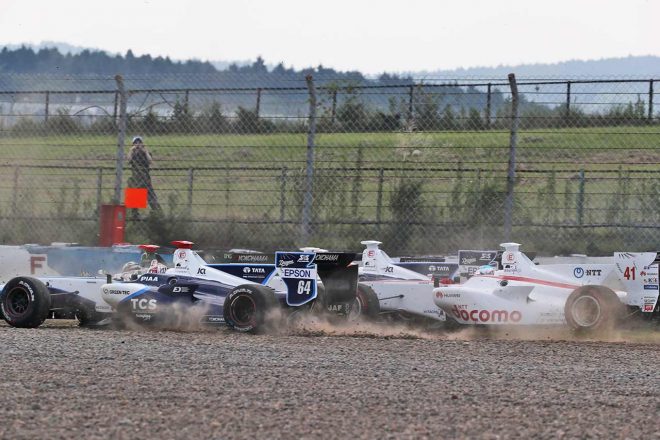 スタート直後に発生したアクシデントに巻き込まれた中嶋大祐と伊沢拓也