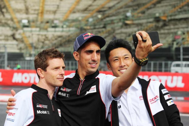 メキシコのスタジアムセクションで記念撮影を行うアンソニー・デビッドソン（左）、セバスチャン・ブエミ（中央）、中嶋一貴（右）